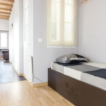 Апартаменты Aparteasy Mid-term Only For Vacations Stays, Atic Gracia